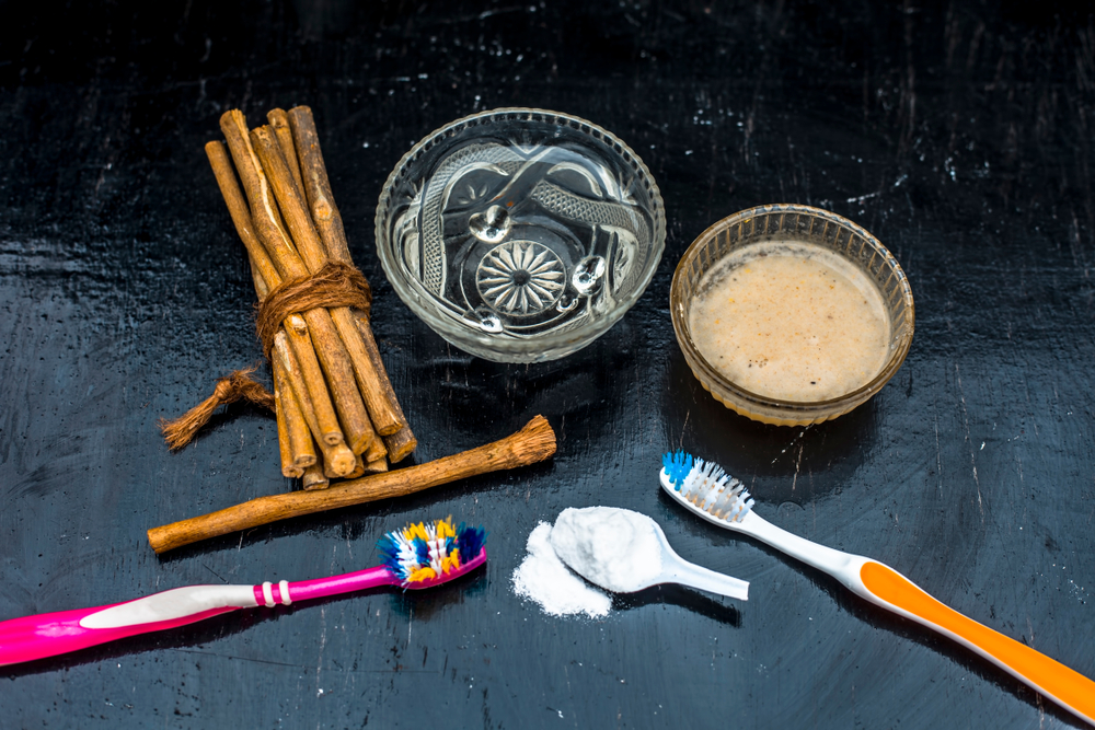 What natural remedies can help in case of a toothache?